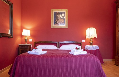 Capestrano Villa | Senator House - La chambre rouge