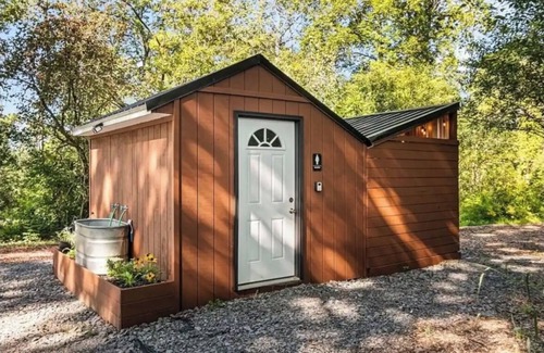 Geneva Cabine | Seneca Hideaway/Romantic Getaway Cabin/Hot Tub