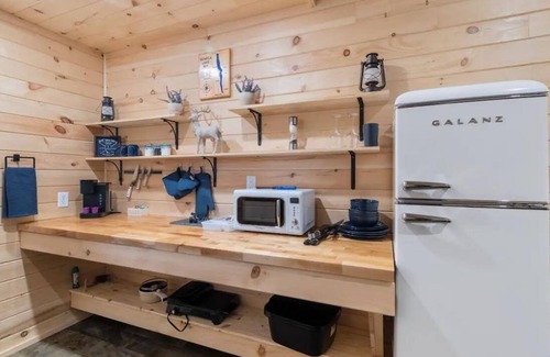 Geneva Cabine | Seneca Hideaway/Rustic Hunter’s cabin/Hot Tub