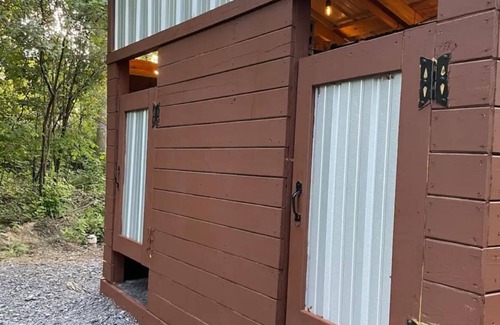 Geneva Cabine | Seneca Hideaway/Rustic Hunter’s cabin/Hot Tub
