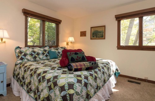 Valois Cottage | Seneca Sisters Lodge: Private escape with bonus lake cottage next to wineries