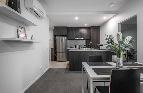 Belconnen Appartement | Sensational City and Lake View Delight - Belconnen