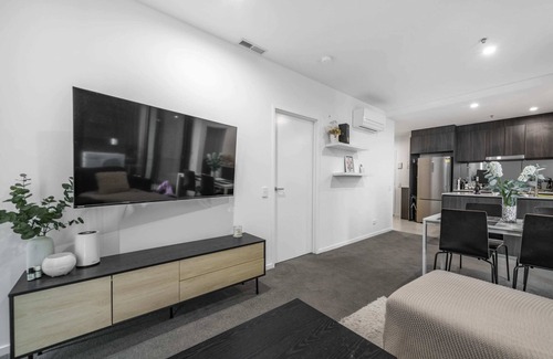 Belconnen Appartement | Sensational City and Lake View Delight - Belconnen