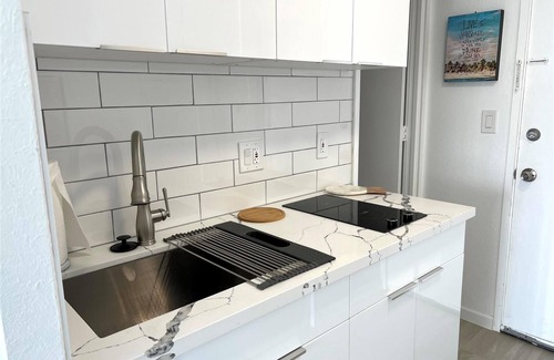 Diamond Head - Kapahulu - St. Louis Copropriété | Sensational Seaside Condo, remodeled in 2023 parking available, 1 block to beach