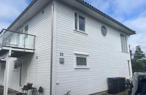 Leirvik Appartement | Sentral og romslig bolig