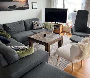 Leirvik Appartement | Sentral og romslig bolig