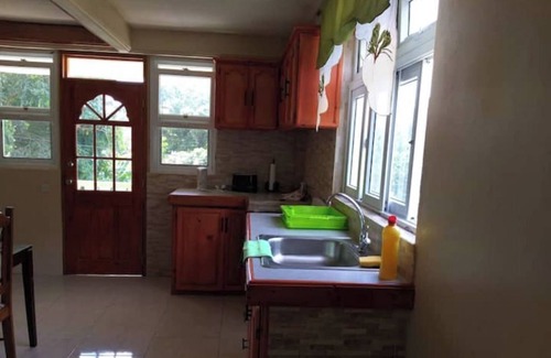 Trafalgar Appartement | Serene 2-bedroom apartment with AC in Saint George Parish
