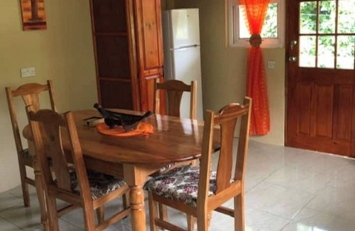 Trafalgar Appartement | Serene 2-bedroom apartment with AC in Saint George Parish