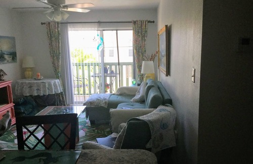 Port Canaveral Copropriété | Serene 2bedroom condo overlooking heated pool 1 block from Cape Canaveral beach.