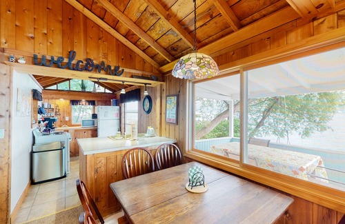 Town of Jerusalem Cottage | Serene 2BR Cottage on 180ft of Private Keuka Lakefront