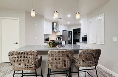 Chinatown Maison | Serene 4-bedroom house in Las Vegas with sparkling pool, king bed & office space