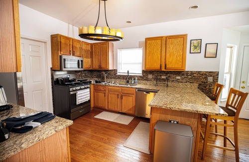 Fox Valley Maison | Serene 5-Bedroom Retreat, Oswego