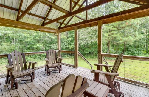 Fort Payne Maison | Serene and Secluded Alabama Cabin with Covered Deck!