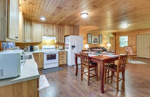 Fort Payne Maison | Serene and Secluded Alabama Cabin with Covered Deck!