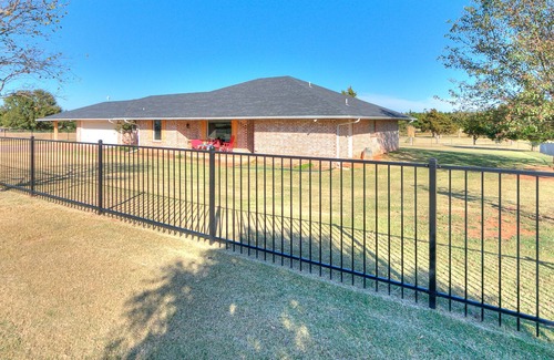 Cedar Valley Maison | Serene and Spacious Farmhouse RANCH >> Dogs Welcome