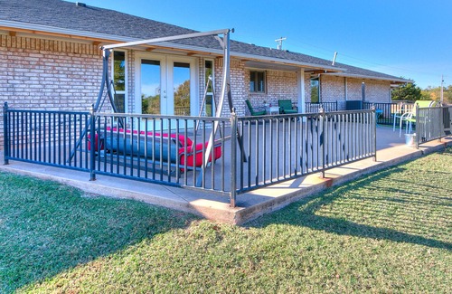 Cedar Valley Maison | Serene and Spacious Farmhouse RANCH >> Dogs Welcome