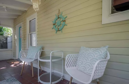 South Seminole Heights Maison | Serene Beachy Bungalow with Large Screened Porch!