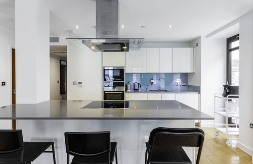 Vincent Square Appartement | Serene Cityscape: 2BR Luxury Westminster Apartment