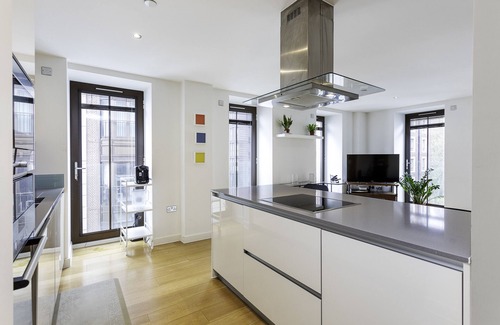 Vincent Square Appartement | Serene Cityscape: 2BR Luxury Westminster Apartment