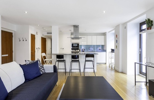 Vincent Square Appartement | Serene Cityscape: 2BR Luxury Westminster Apartment