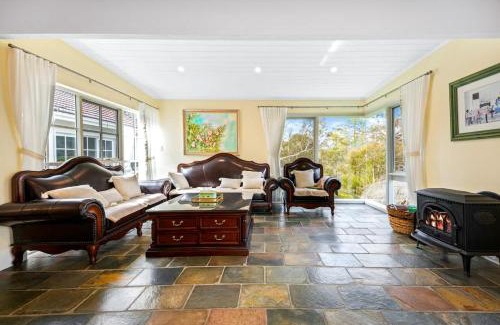 North Warrandyte Maison | Serene & Classic Family Retreat by the Yarra