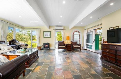 North Warrandyte Maison | Serene & Classic Family Retreat by the Yarra