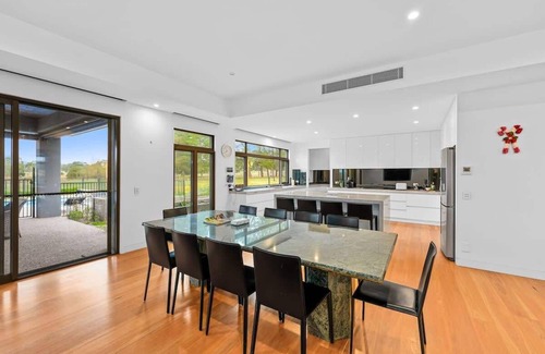 Hastings Maison | Serene Coastal Retreat in Hastings w pool