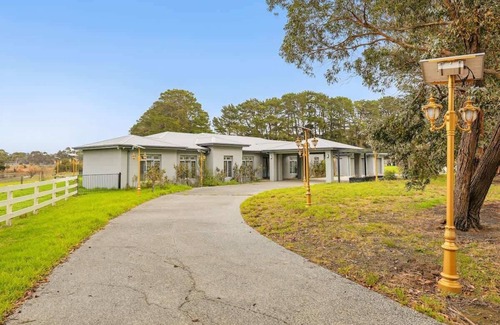 Hastings Maison | Serene Coastal Retreat in Hastings w pool
