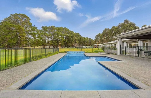 Hastings Maison | Serene Coastal Retreat in Hastings w pool