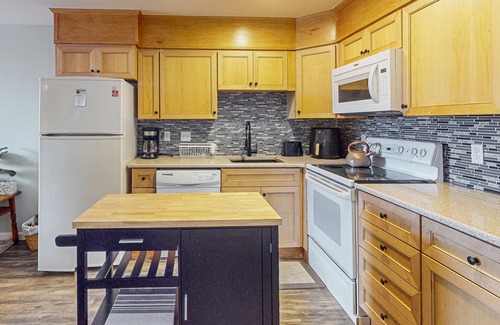 Caine Woods Copropriété | Serene condo with central AC, deck & washer/dryer - near golf & theme parks