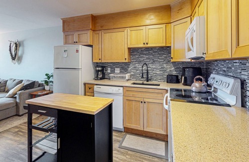 Caine Woods Copropriété | Serene condo with central AC, deck & washer/dryer - near golf & theme parks