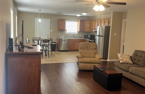 Prien Appartement | Serene corporate apartment with AC in Lake Charles close to casinos and plants.