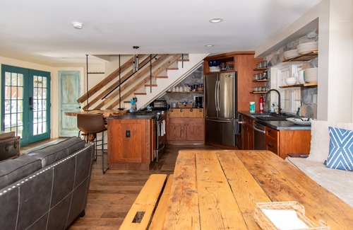 Munnsville Maison | Serene Creekside Escape: Your perfect Hideout Year-Round