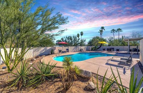 Tucson Appartement | Serene Desert Escape with Pool & Grill, Sleeps 8 - Low Summer Rates!