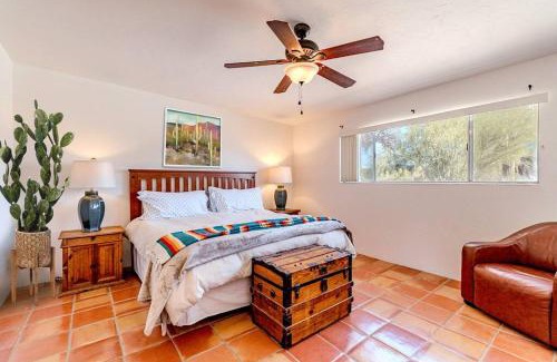 Tucson Appartement | Serene Desert Escape with Pool & Grill, Sleeps 8 - Low Summer Rates!