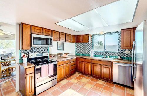 Tucson Appartement | Serene Desert Escape with Pool & Grill, Sleeps 8 - Low Summer Rates!