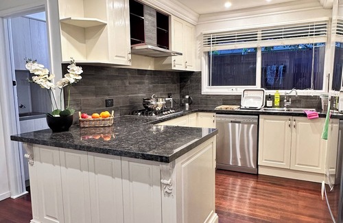 Boronia Maison | Spacious Family Retreat in Boronia – 5BR, 3.5BA with Mountain Views
