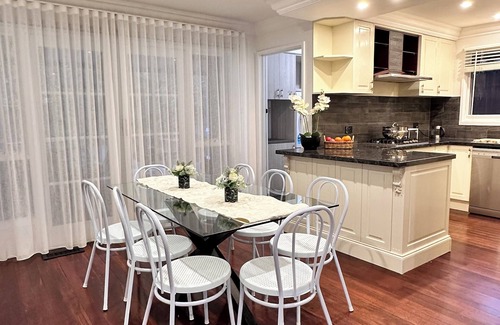 Boronia Maison | Spacious Family Retreat in Boronia – 5BR, 3.5BA with Mountain Views
