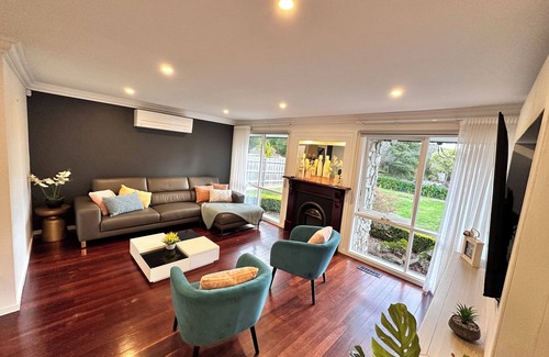 Boronia Maison | Spacious Family Retreat in Boronia – 5BR, 3.5BA with Mountain Views