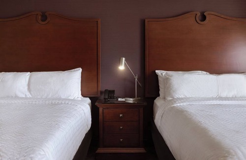 Parker Hôtel | Serene Escape with Yoga, Art, Parks & Local Flavor Nearby - 2 Rooms