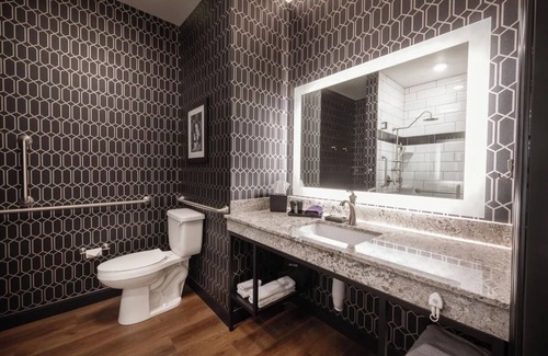 Parker Hôtel | Serene Escape with Yoga, Art, Parks & Local Flavor Nearby - 2 Rooms