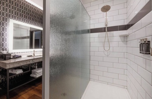 Parker Hôtel | Serene Escape with Yoga, Art, Parks & Local Flavor Nearby - 2 Rooms