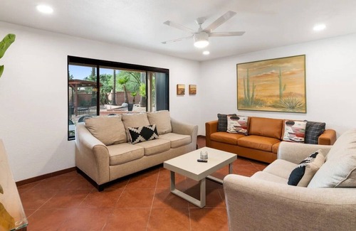 Tucson Maison | 🏝 Serene Foothills Oasis w/ Pool & Grill, Sleeps 10 🏝