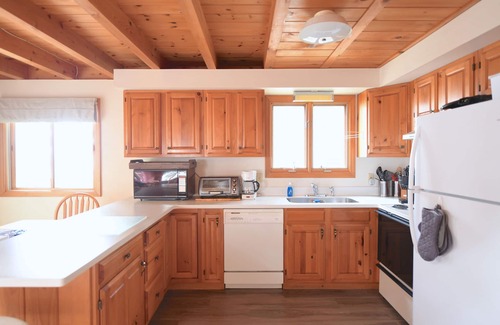 Standish Maison | Serene Frye Island cottage with spectacular mountain and sunset views!