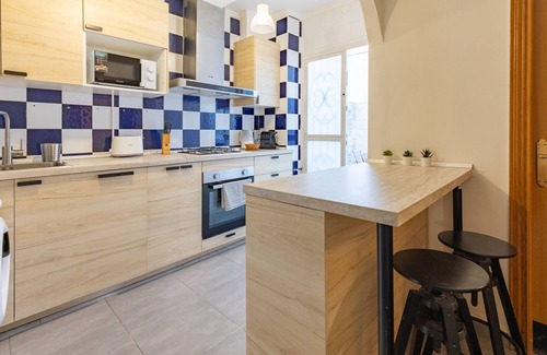 La Seu Appartement | APPARTEMENT CISNEROS - Charmant appartement avec terrasse à côté des tours serrano, 6 personnes
