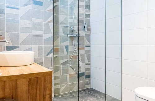 Scheveningen Badplaats Hôtel | Serene Getaway w/modern amenities near City center, Local sites & Seaside access