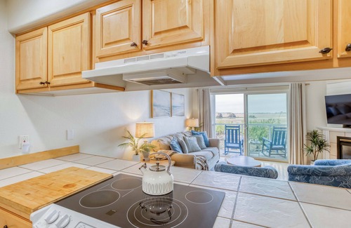 Lincoln City Copropriété | Serene Ground-Level Siletz Bay View Condo, Beach Path, Many Restaurants!