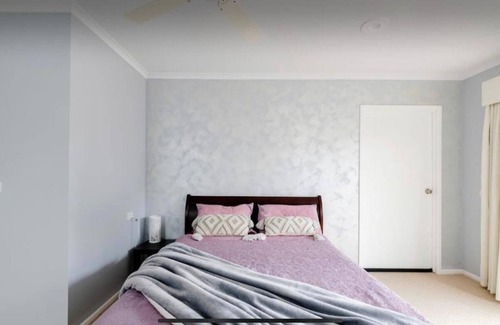 Gladstone Park Maison | Serene Guest Room in Gladstone Park with Private Entrance