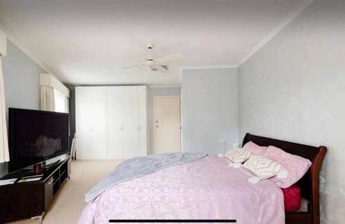 Gladstone Park Maison | Serene Guest Room in Gladstone Park with Private Entrance