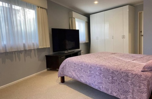 Gladstone Park Maison | Serene Guest Room in Gladstone Park with Private Entrance